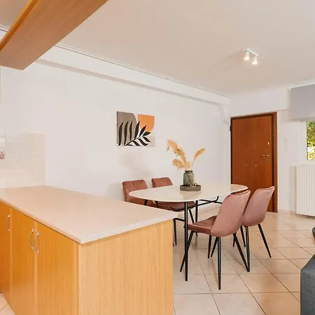 Phaedrus Living: Cozy Flat Koukaki